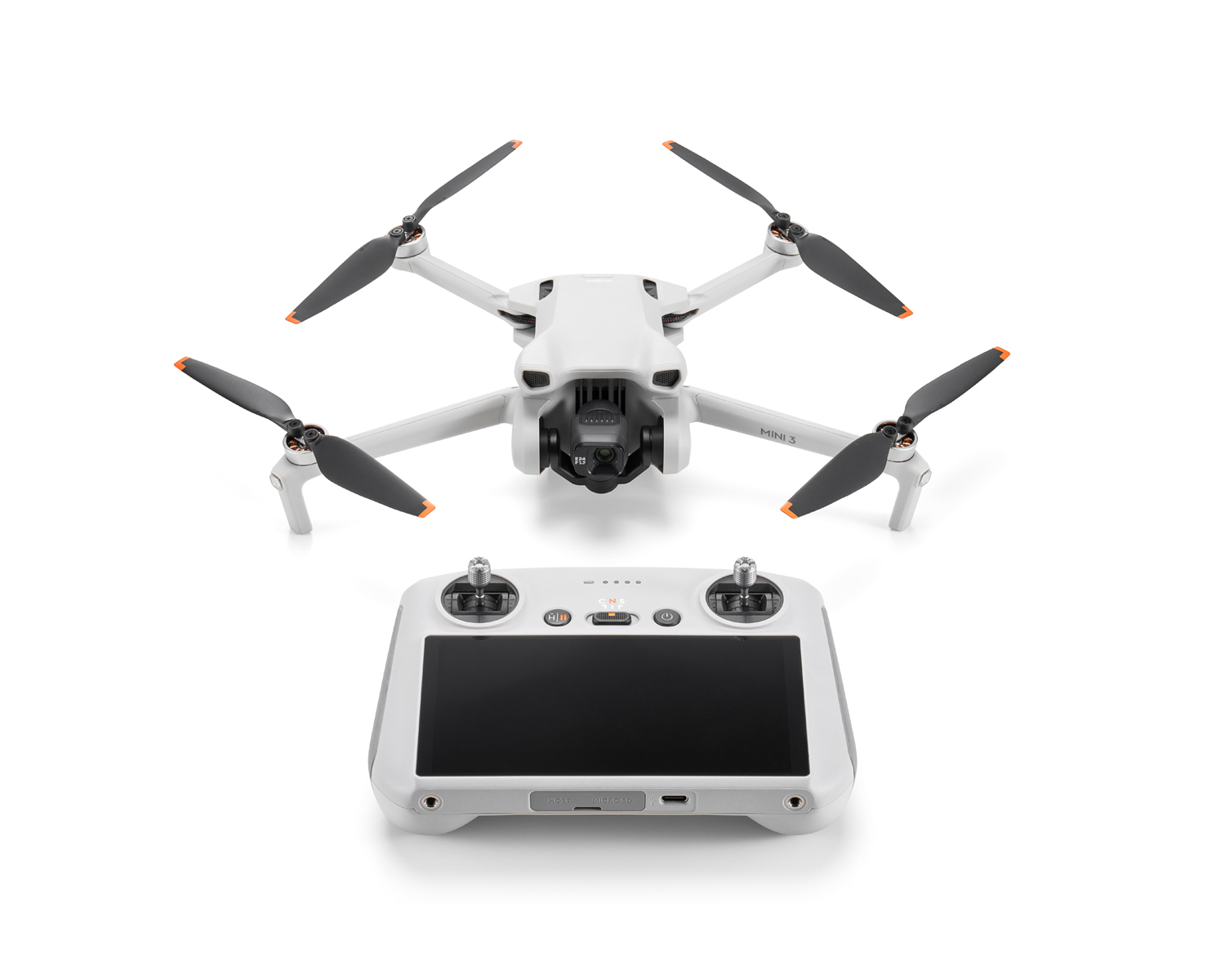 Dört pervaneli, kamerası ve uzaktan kumandası olan beyaz bir drone. Drone beyaz bir arka plan üzerinde ortalanmıştır.