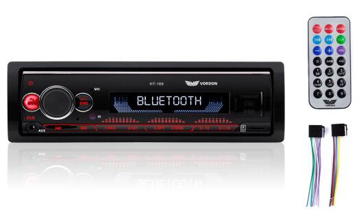 Czarny radioodtwarzacz samochodowy z pilotem, kablami i wyświetlaczem Bluetooth.