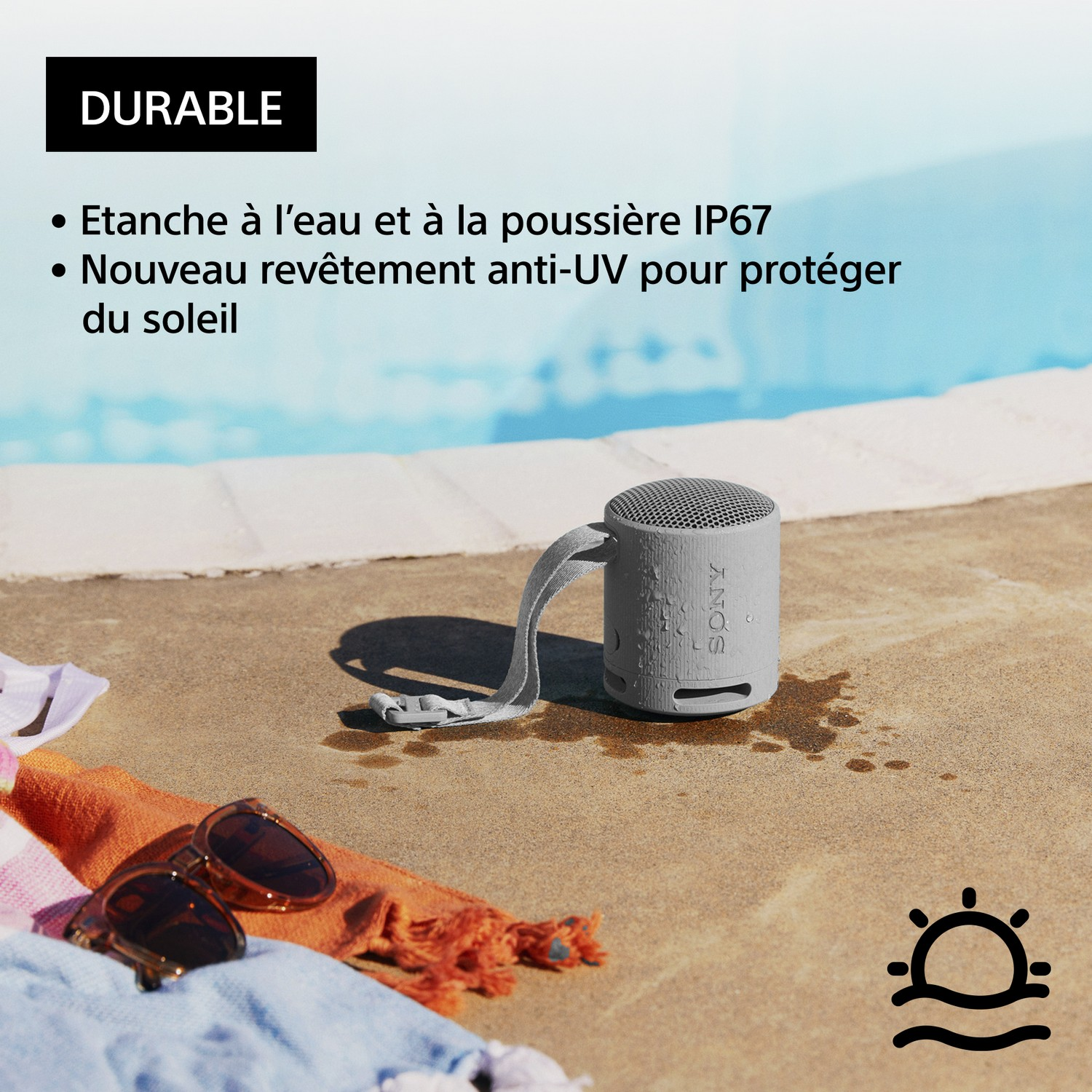 Un haut-parleur gris Sony près d'une piscine, des éclaboussures d'eau. Texte : DURABLE, IP67.