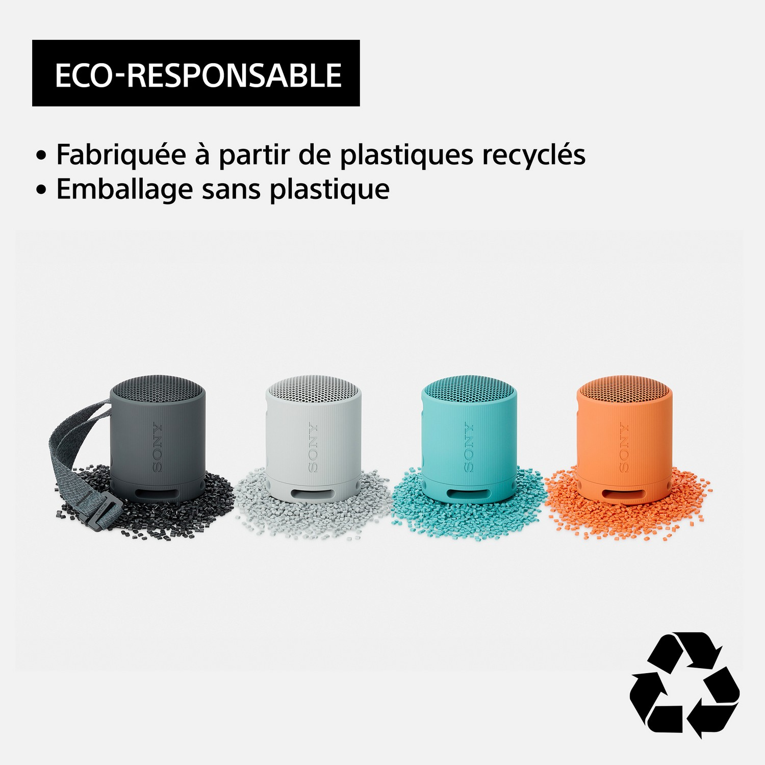 Quatre petits haut-parleurs colorés avec un symbole de recyclage sur fond blanc.