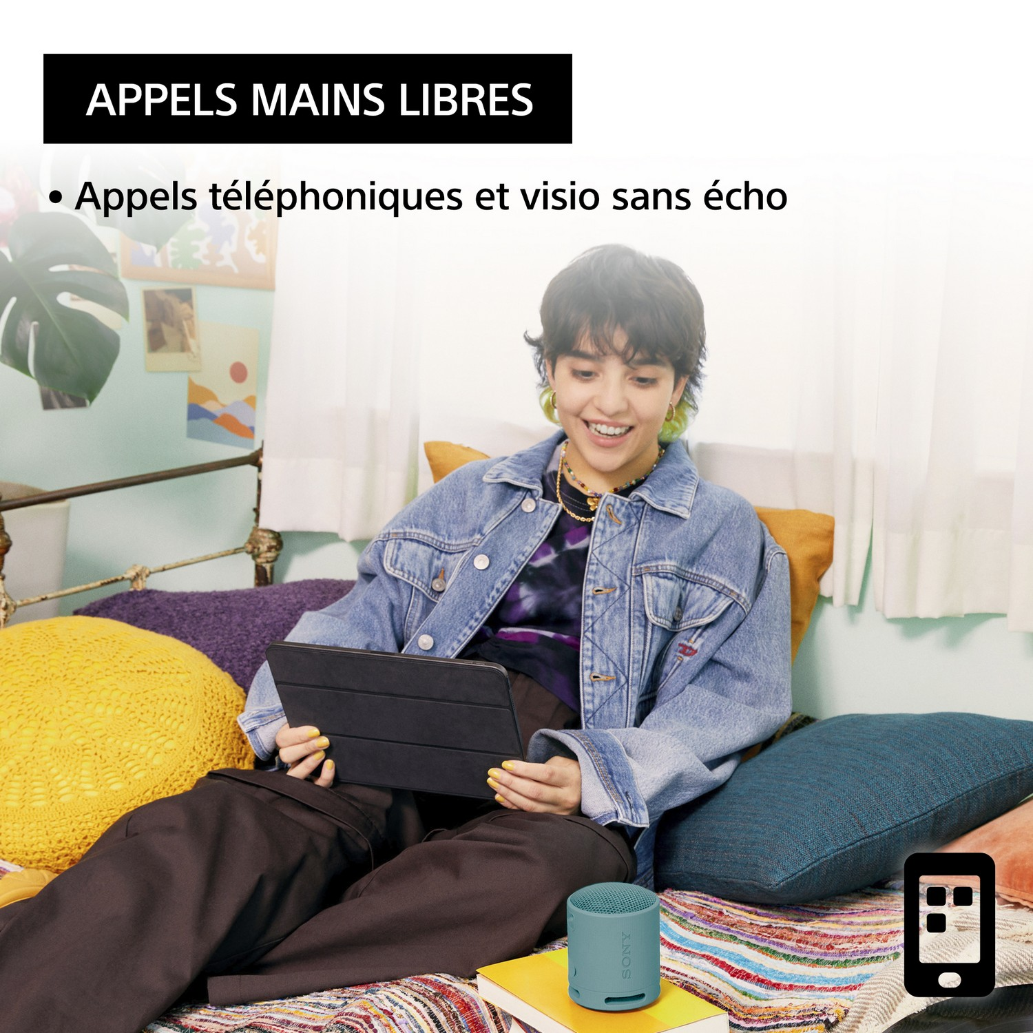Femme avec tablette et enceinte bleue dans une pièce. Le texte indique : Appels mains libres.