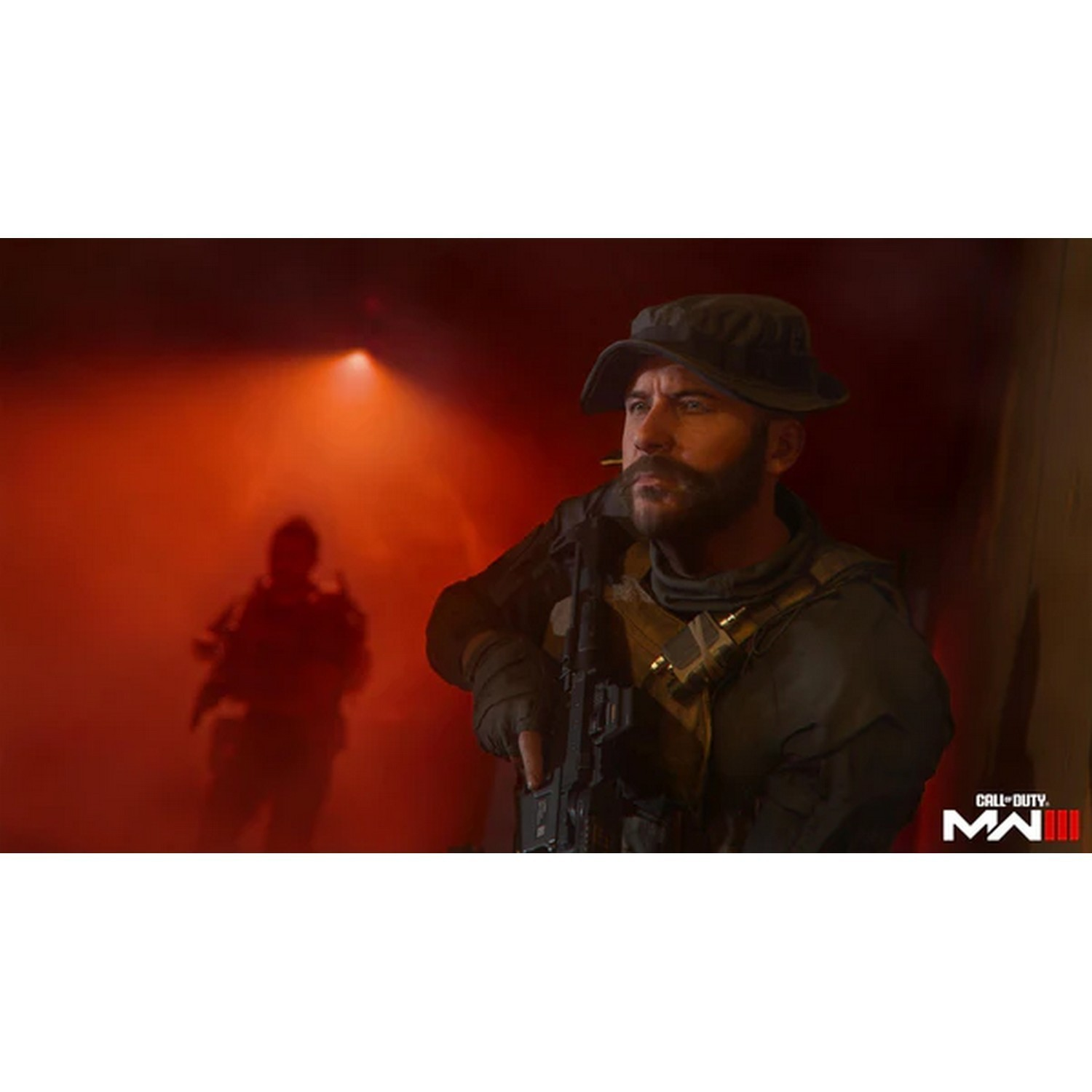 Man in militaire kleding, met een geweer, staand in een rood verlichte kamer met een ander figuur op de achtergrond.