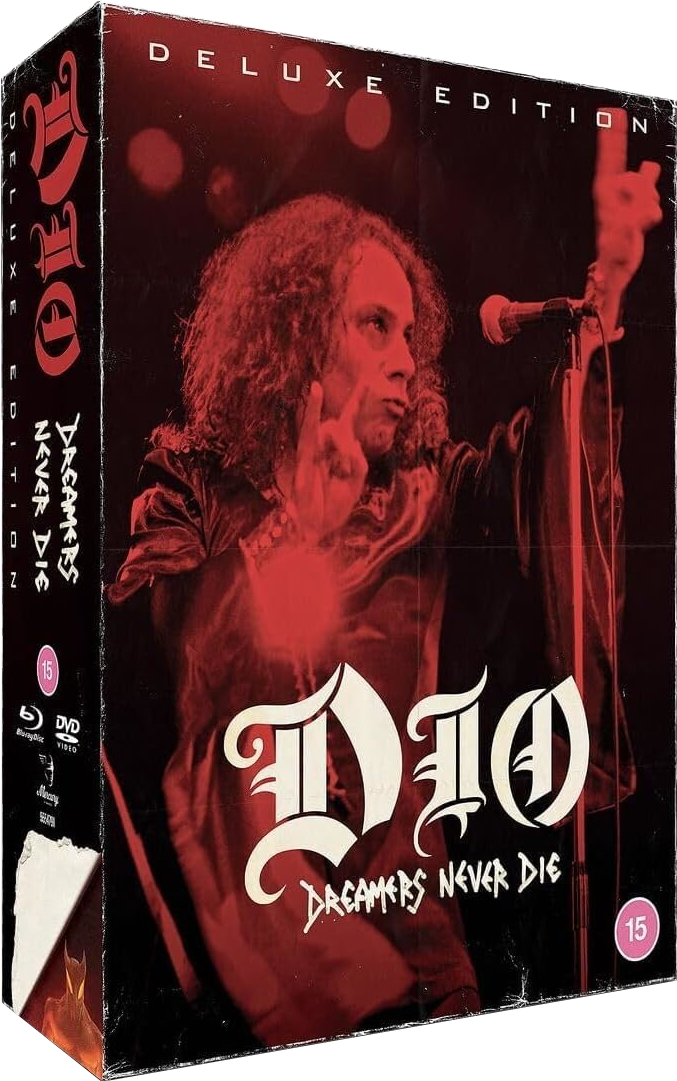 A Dio 'Dreamers Never Die' DVD borítója. Dio a színpadon, piros háttér, fehér szöveg.