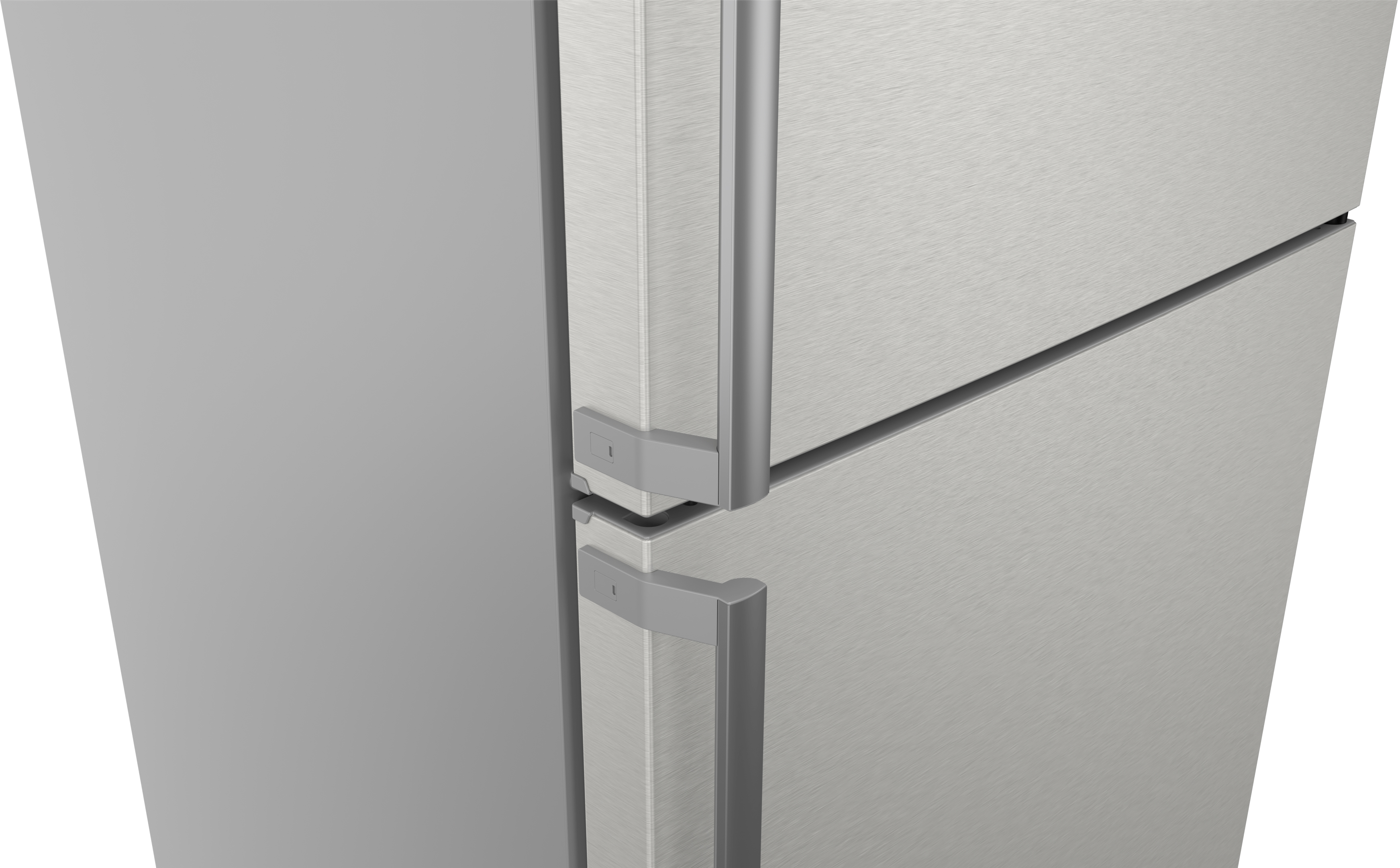 Nahaufnahme eines silbernen Kühlschranks, Türen und Griffe im Detail.
