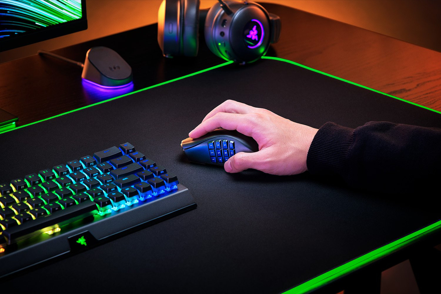 Een persoon die een gamingmuis gebruikt op een zwarte muismat met kleurrijke lichten.