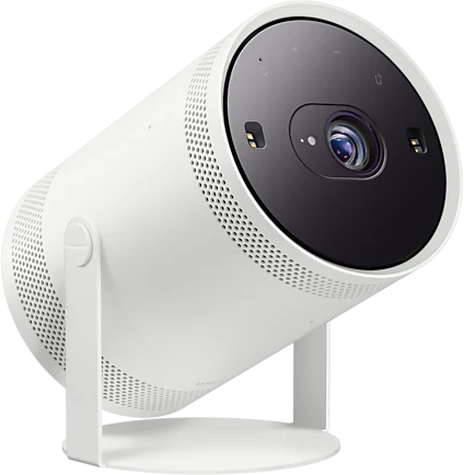 Fehér hengeres projektor fekete lencsével és fehér állvánnyal.