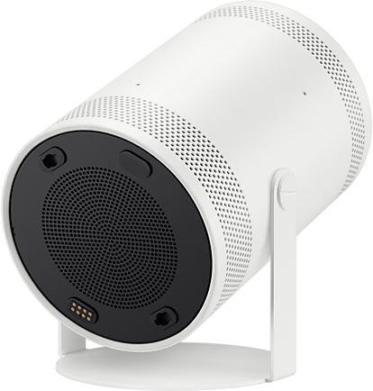 Egy fehér hengeres projektor fekete hangszóróval és fehér állvánnyal.