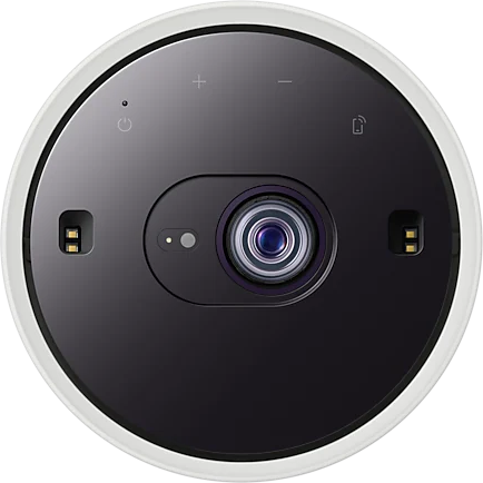 Felülnézet egy fehér-fekete projektorról, gombokkal és lencsével.