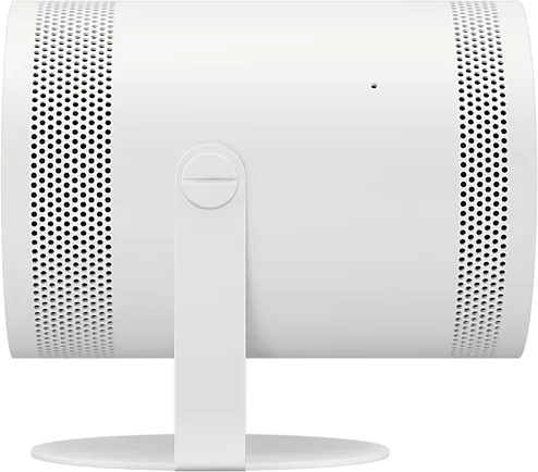 Fehér hengeres projektor állvánnyal, oldalsó nézetben, szellőzőnyílásokkal.