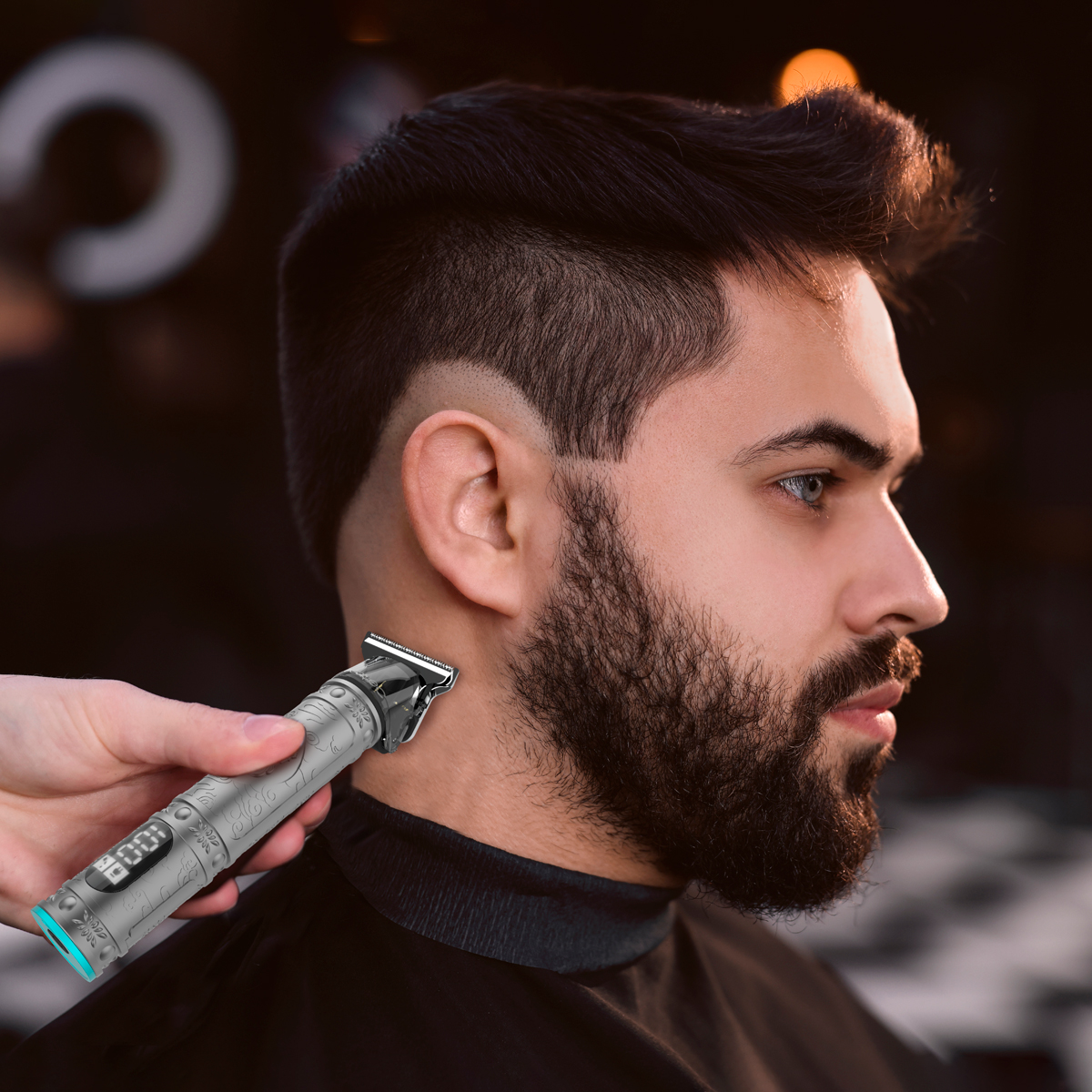 Un barbero usando una recortadora en la barba de un hombre, vista de cerca, fondo borroso.