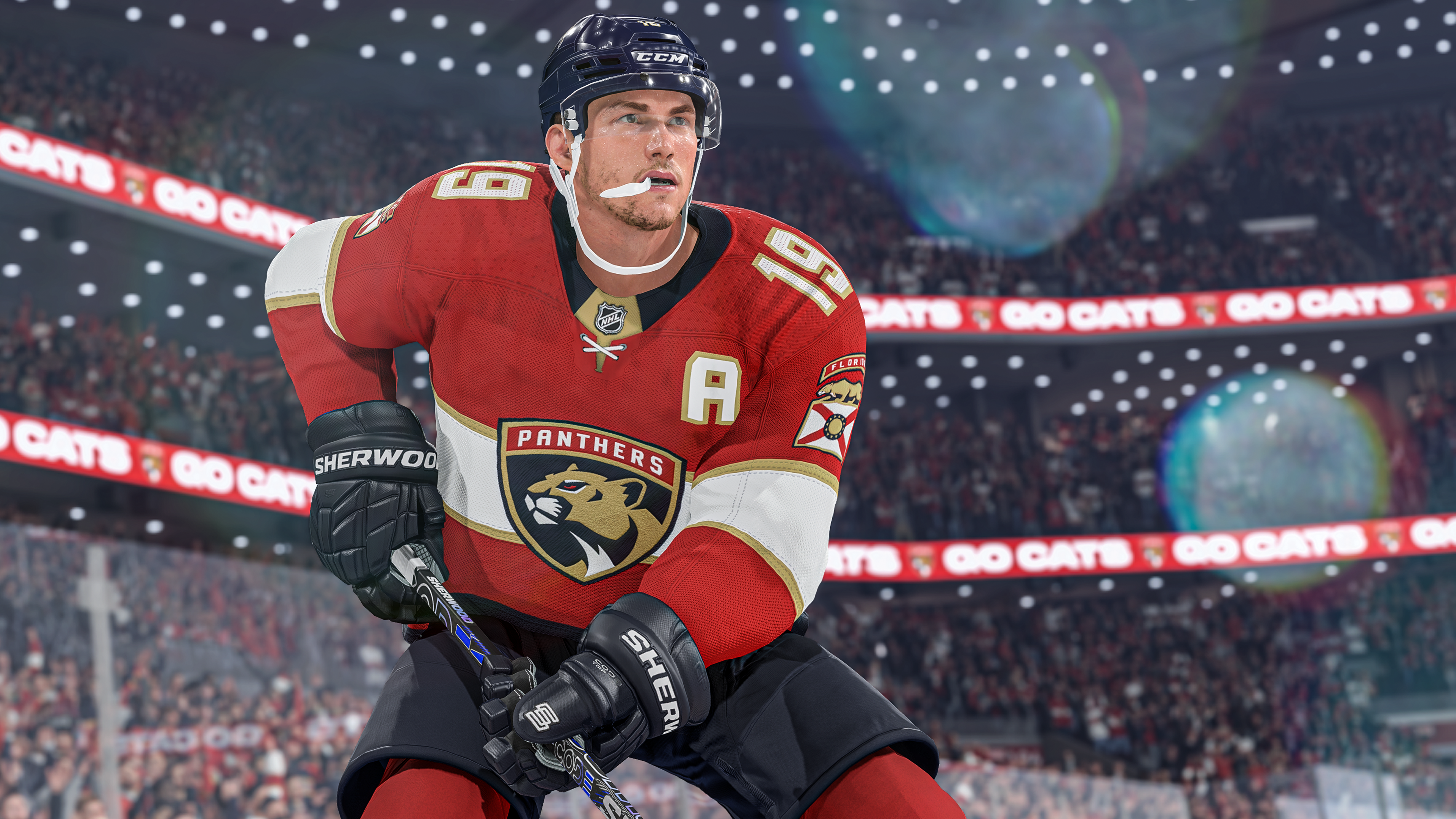 Ein Eishockeyspieler in rotem Trikot, bereit für die Aktion auf dem Eis.