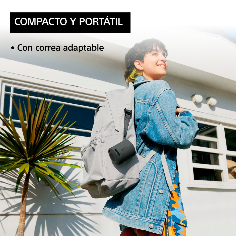 Mujer con mochila sujetando un altavoz negro a la correa. Texto arriba: Compacto y portátil.