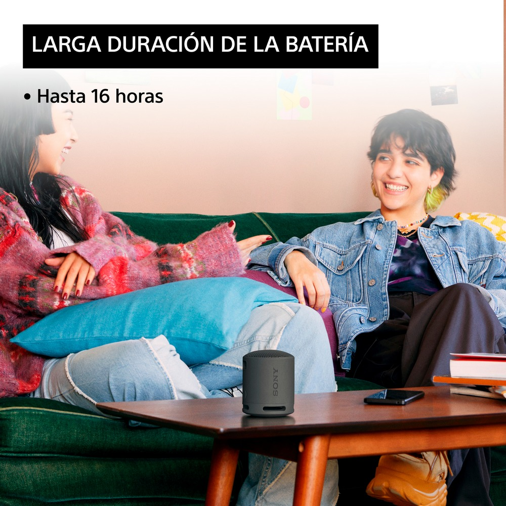 Dos mujeres sonriendo, altavoz gris, móvil y texto que indica 16 horas de batería.