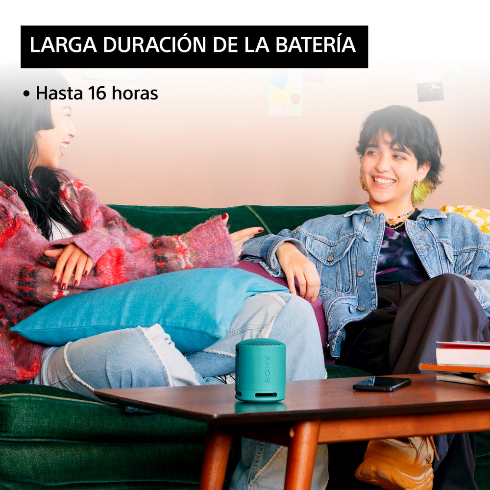 Dos personas sentadas y sonriendo, con un altavoz turquesa. El texto dice que la batería dura 16 horas.