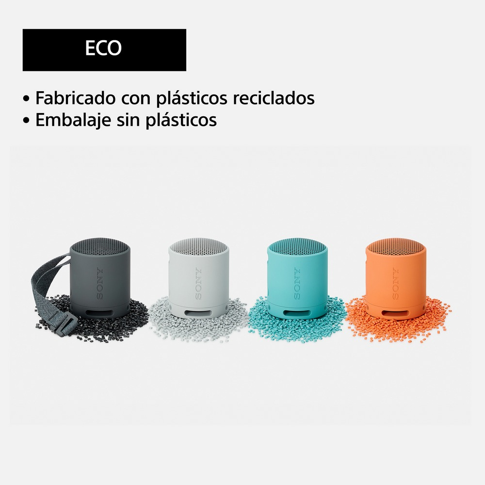 Cuatro pequeños altavoces cilíndricos, en diferentes colores, sobre un fondo blanco con texto.