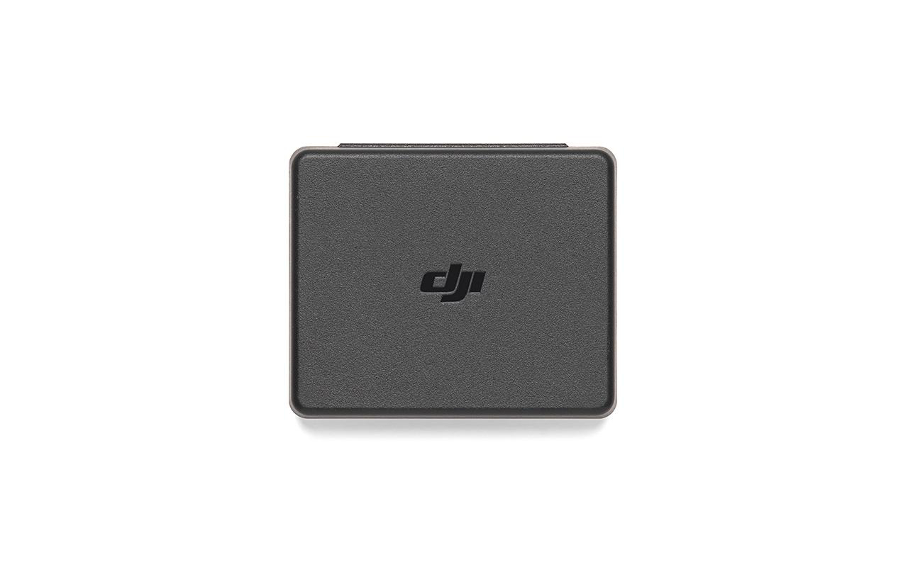 Eine kleine, graue DJI-Box von oben betrachtet, vor weißem Hintergrund.