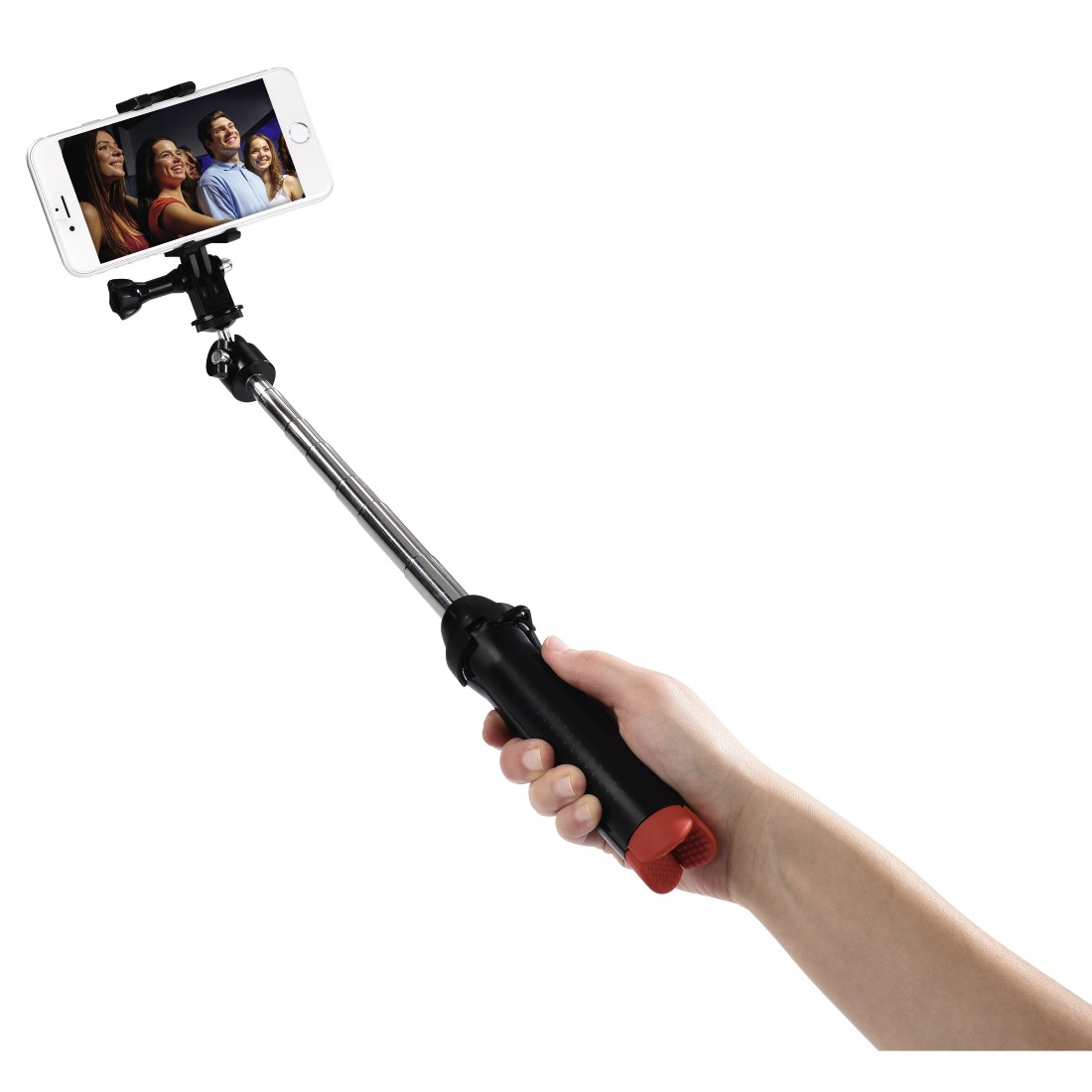 Una mano sostiene un palo selfie con un teléfono que muestra un grupo de personas. Fondo blanco.