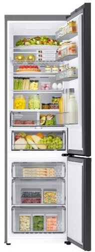 Otwarta lodówka wypełniona produktami spożywczymi, owocami, warzywami i produktami mlecznymi.