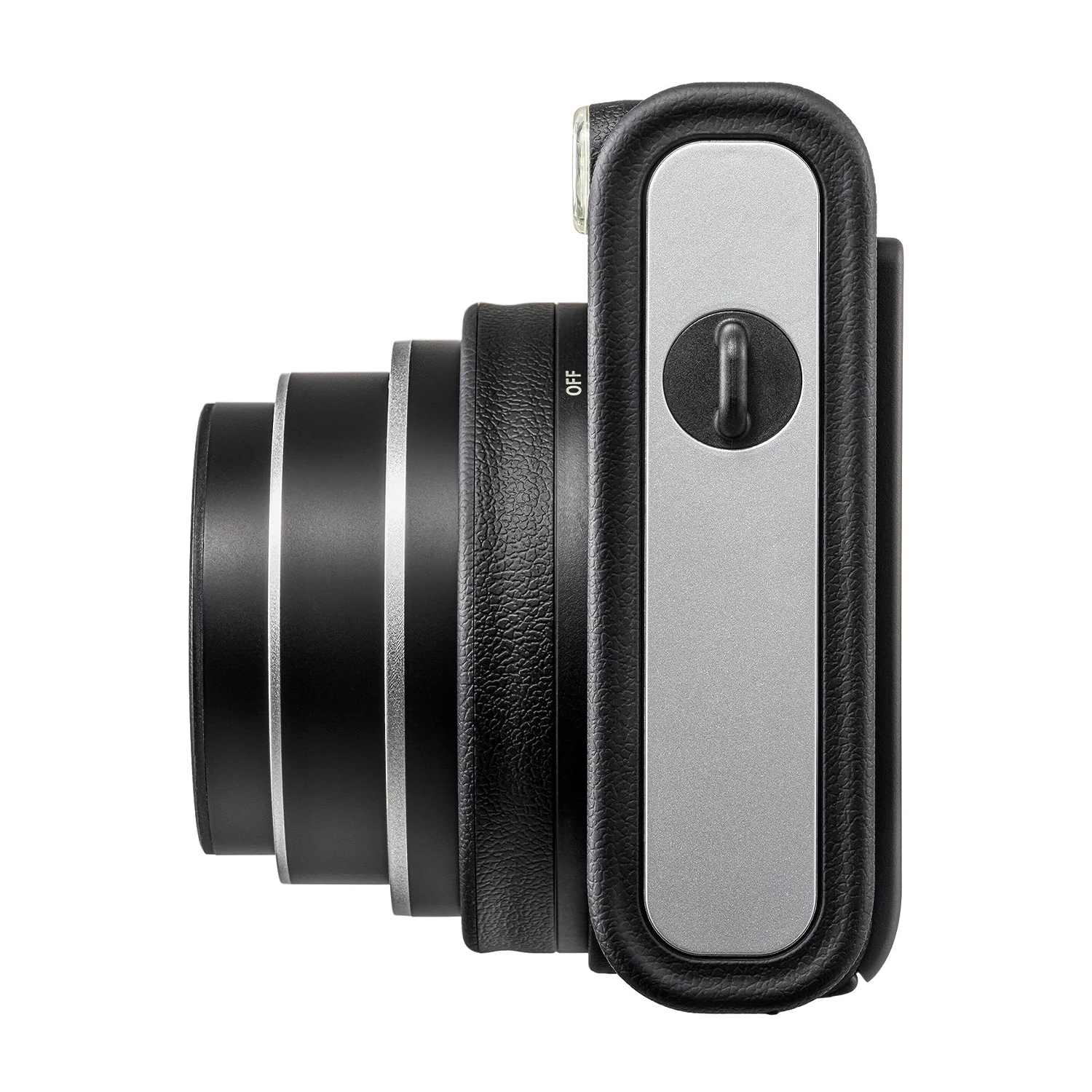 Fotocamera istantanea bianca e nera su sfondo bianco. La fotocamera è in vista laterale.