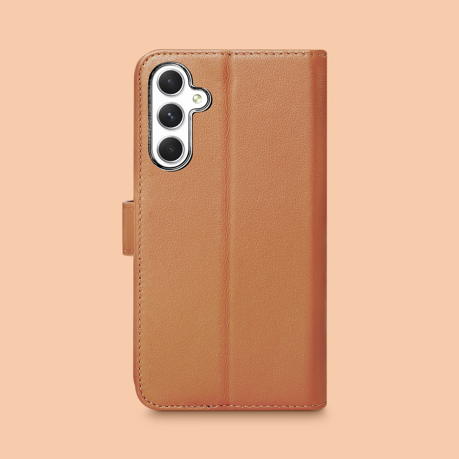 Telefoonhoesje, bruin, met een flip cover en een camera-uitsparing. Lichte achtergrond.