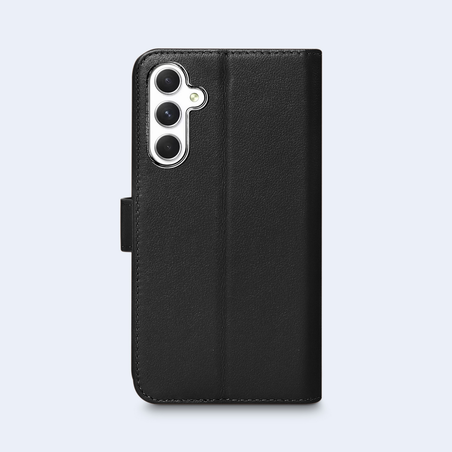 Een zwarte smartphonehoes, gesloten. Het heeft een uitsparing voor de camera en een magnetische sluiting.