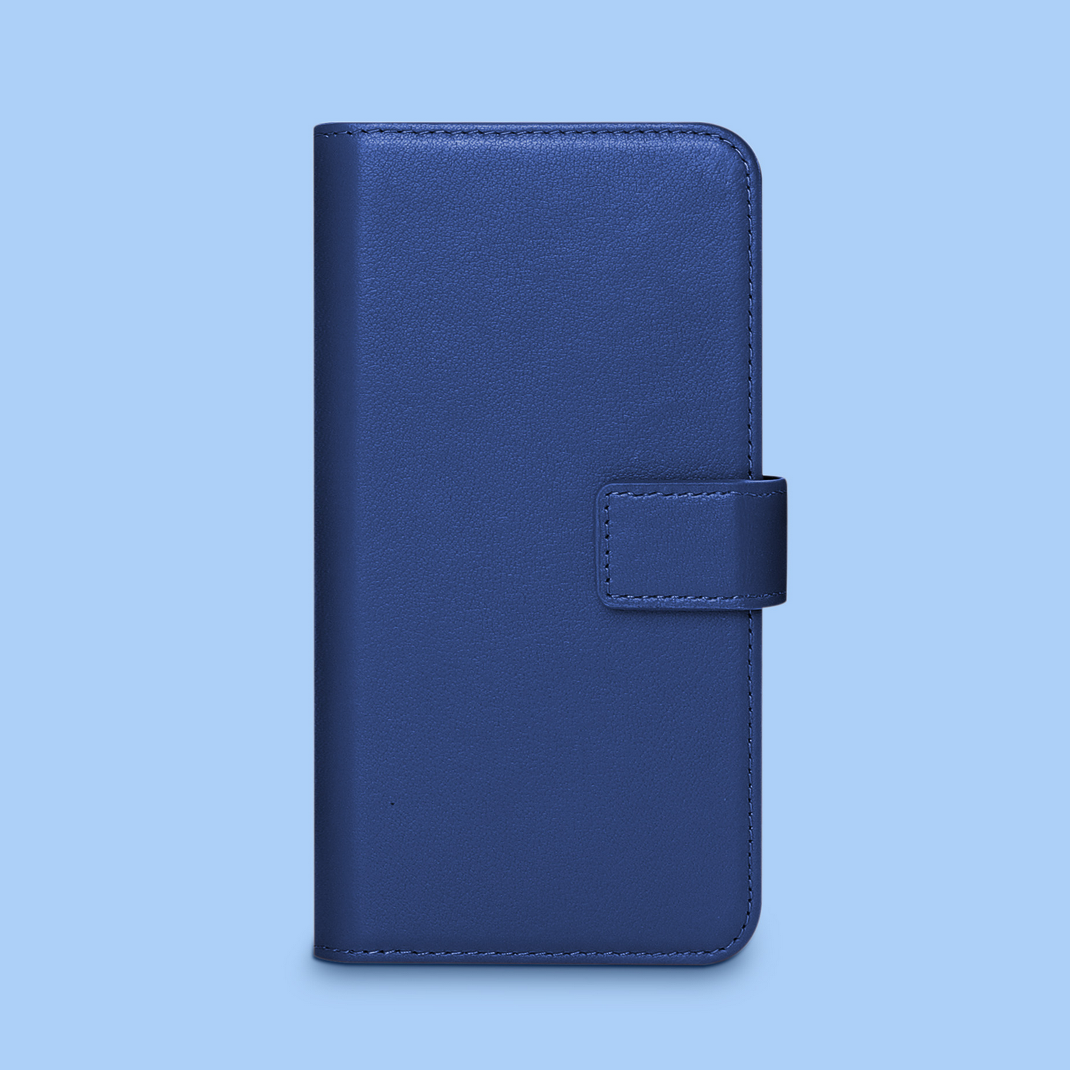 Een blauwe leren telefoonhoes gesloten op een lichtblauwe achtergrond.