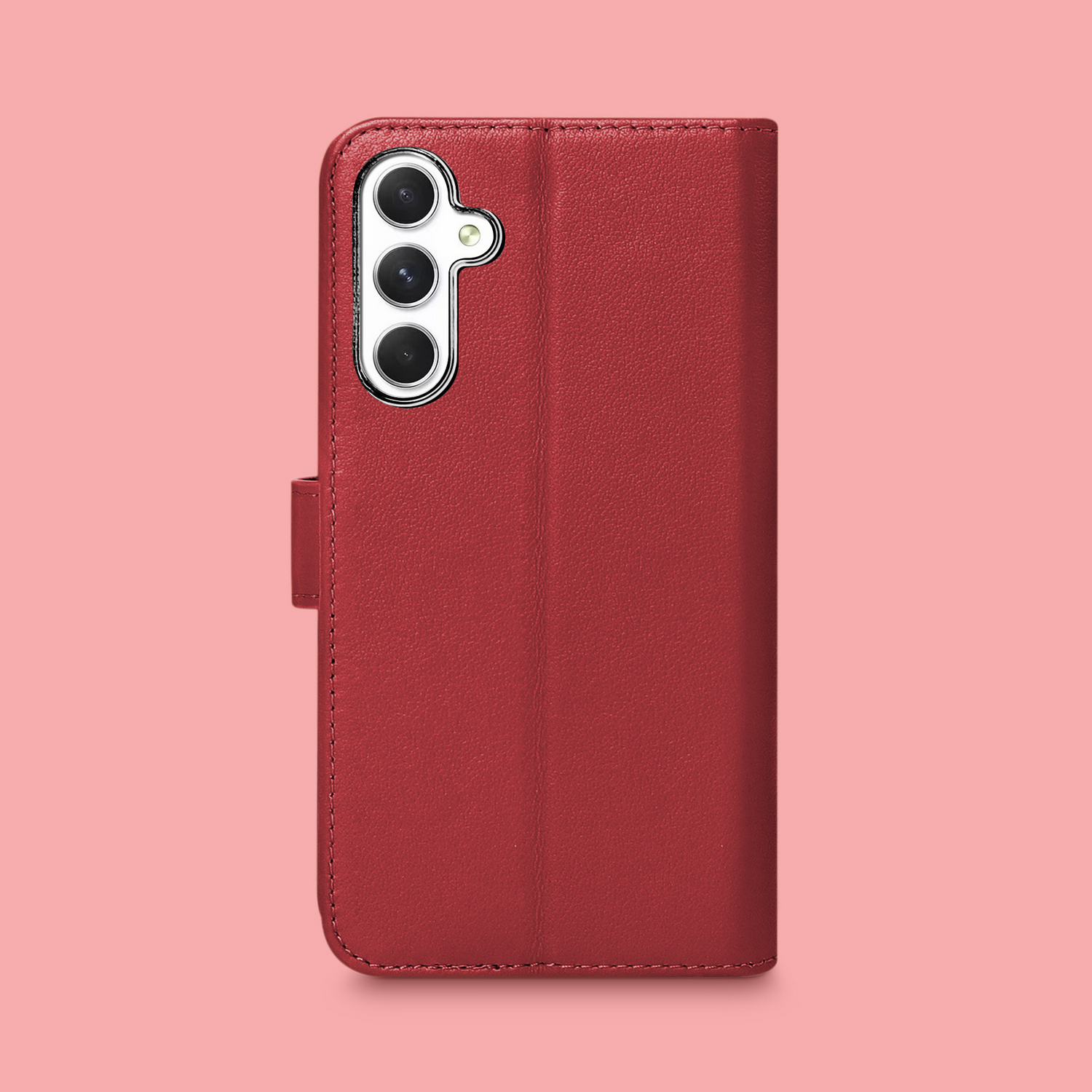 Rode telefoonhoes met gesloten flap, geplaatst op een roze oppervlak.