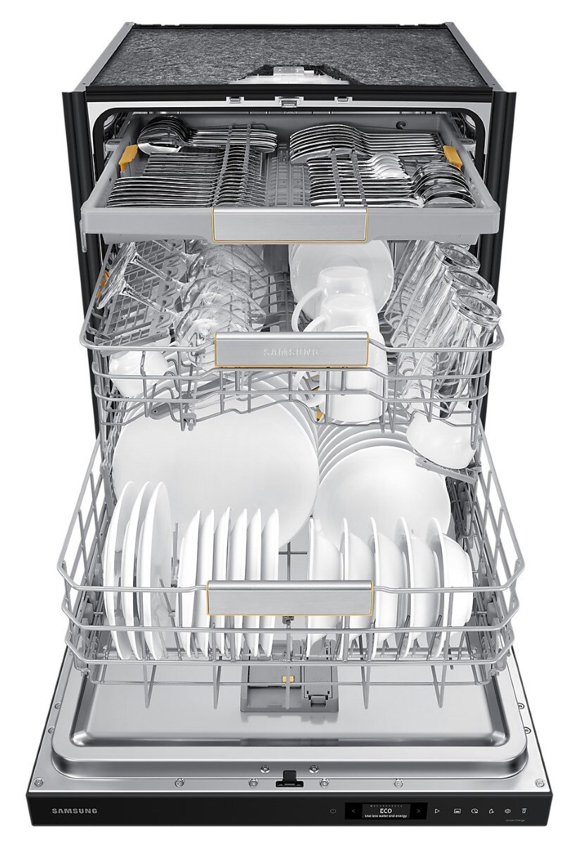 Zmywarka z naczyniami w środku. Górny kosz ma sztućce, a dolny talerze i kubki.