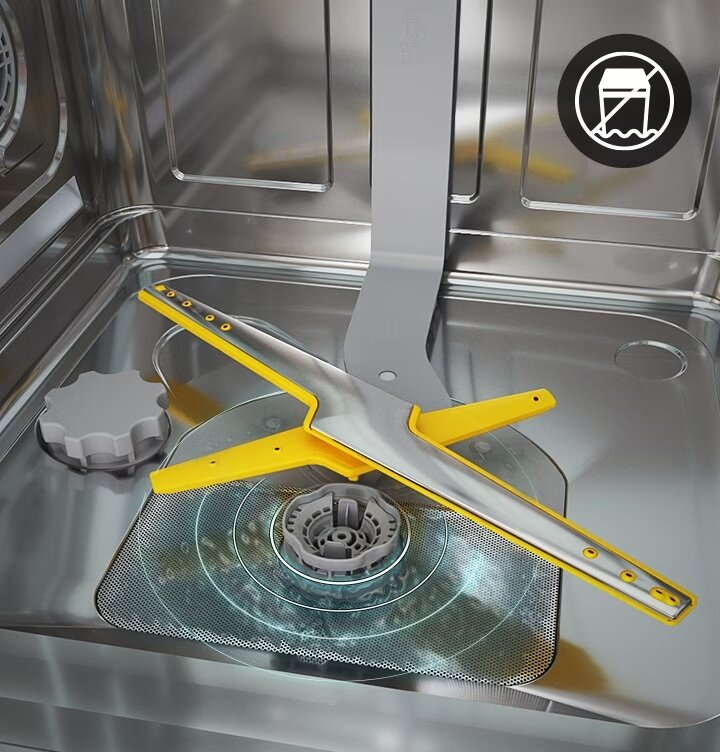 Wnętrze zmywarki z żółtym ramieniem natryskowym. W środku filtr i odpływ wody.