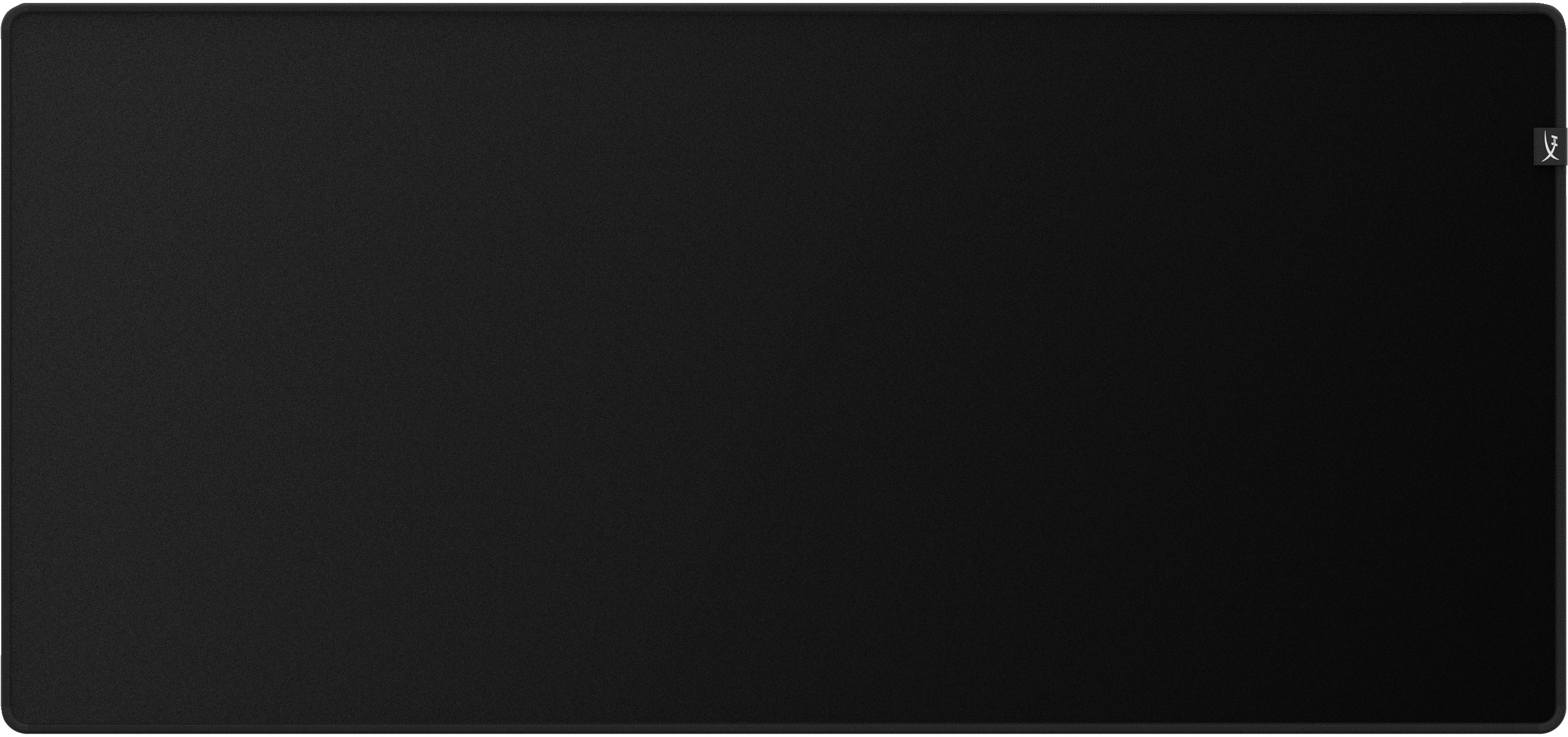Ein großes, rechteckiges, schwarzes Mauspad mit subtiler Textur. Ein kleines Logo ist oben rechts sichtbar.