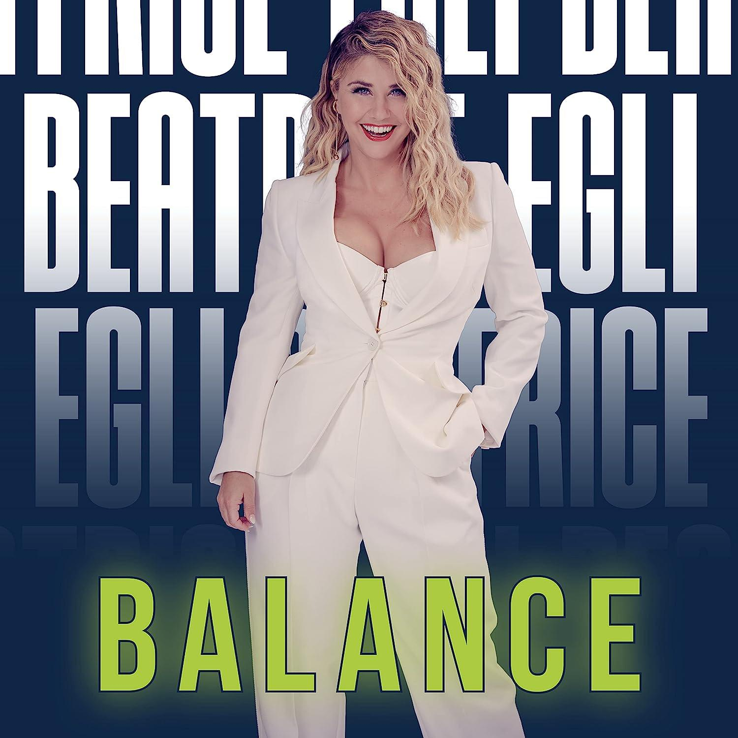 Frau in weißem Anzug, Text 'BALANCE' in Grün auf blauem Hintergrund.