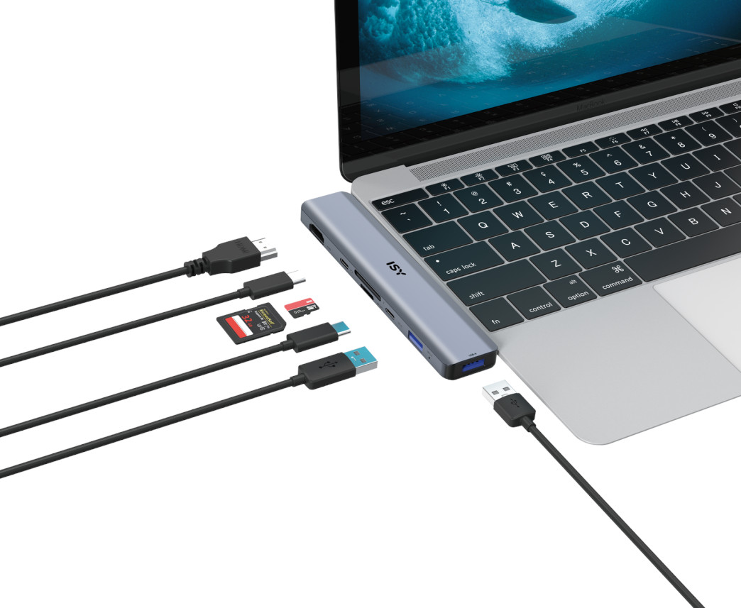 Ordinateur portable connecté à un hub avec USB, carte SD et câbles. Câbles sur surface blanche.