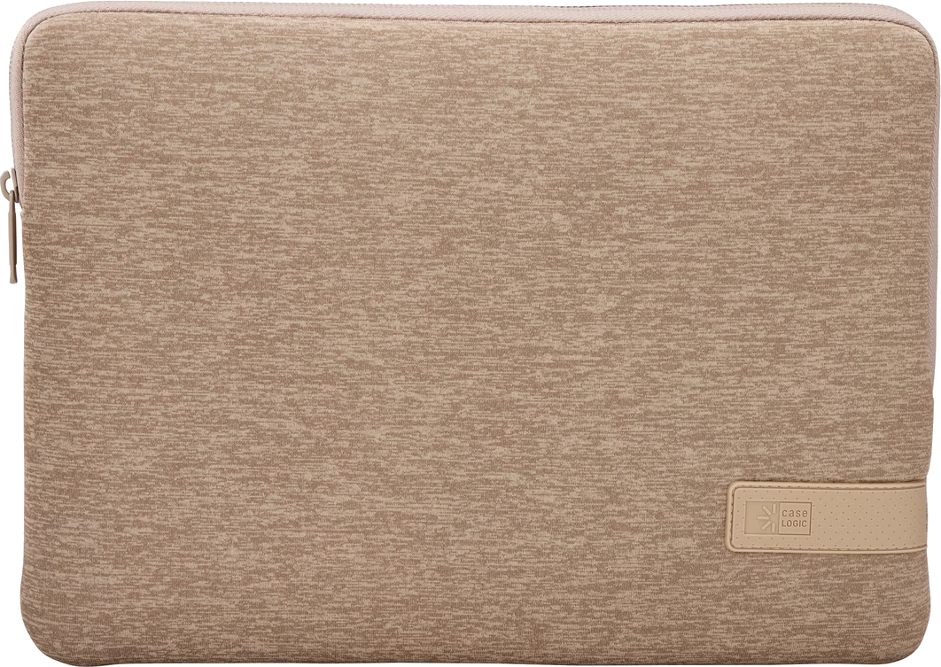 Housse d'ordinateur portable beige avec une fermeture éclair et une petite étiquette Case Logic.