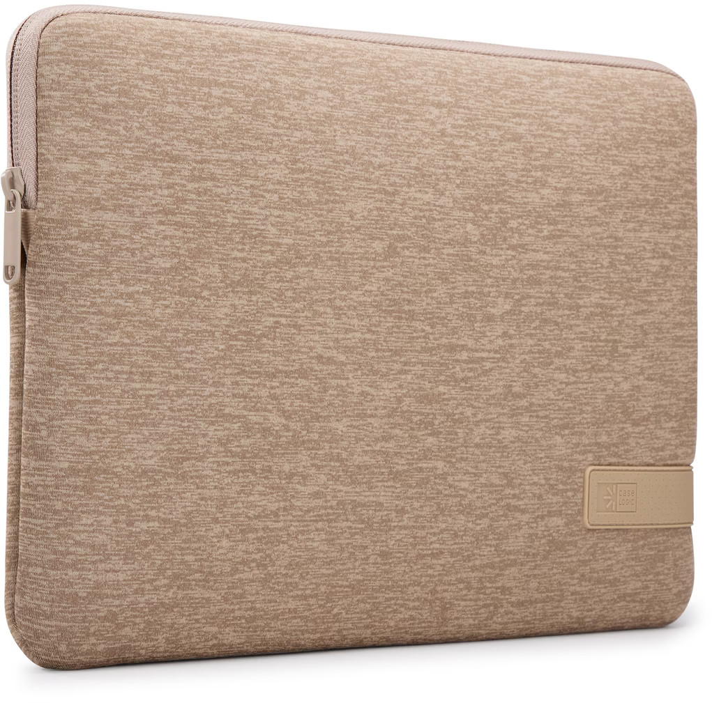 Housse d'ordinateur portable beige avec une fermeture éclair et une étiquette logo.