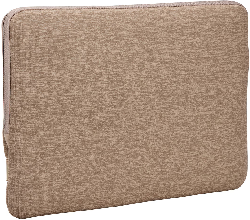 Une housse beige pour ordinateur portable sur fond blanc.