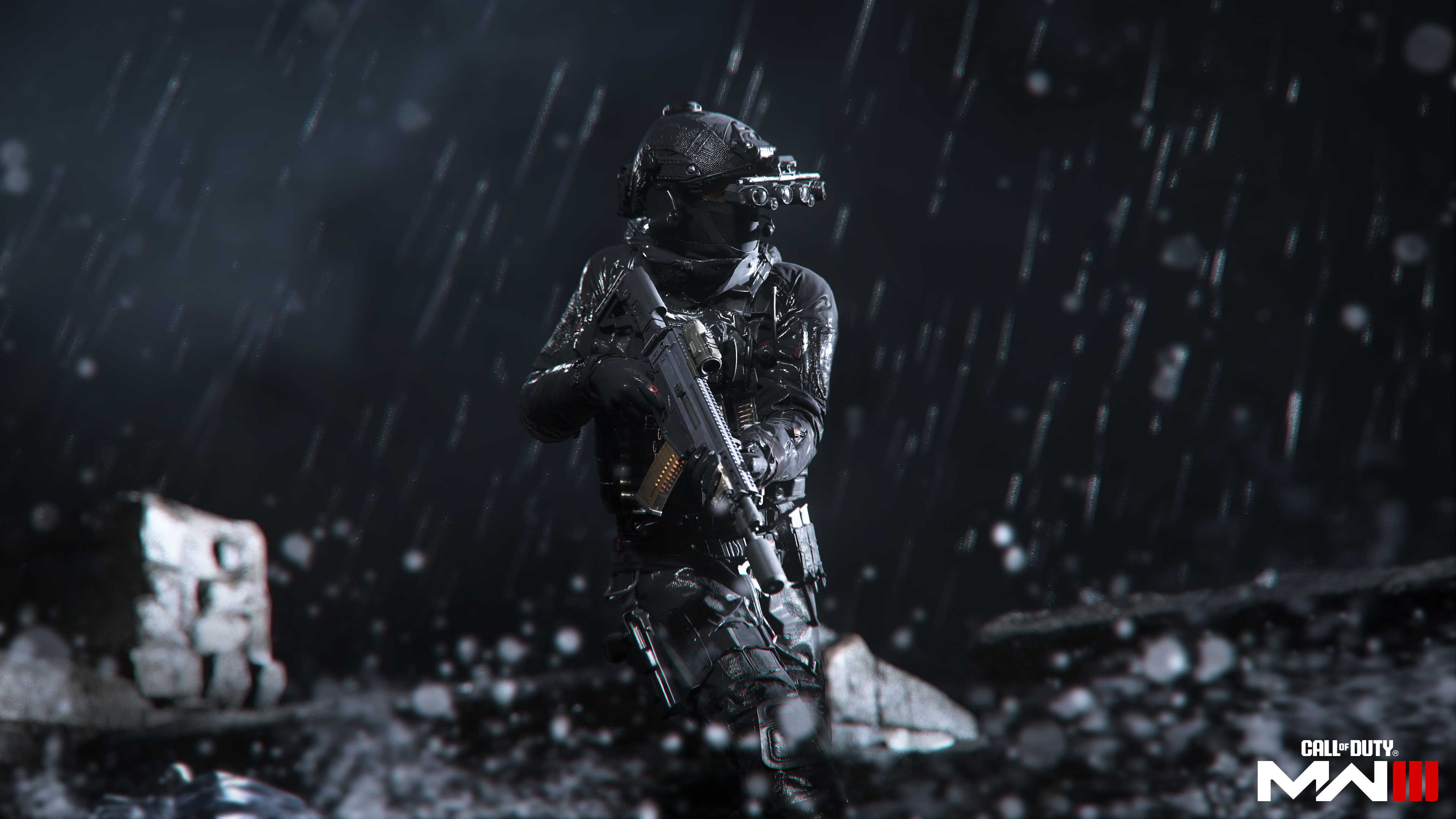 Un soldat en équipement sombre, lunettes de vision nocturne et arme, se tient dans un environnement rocheux et pluvieux.