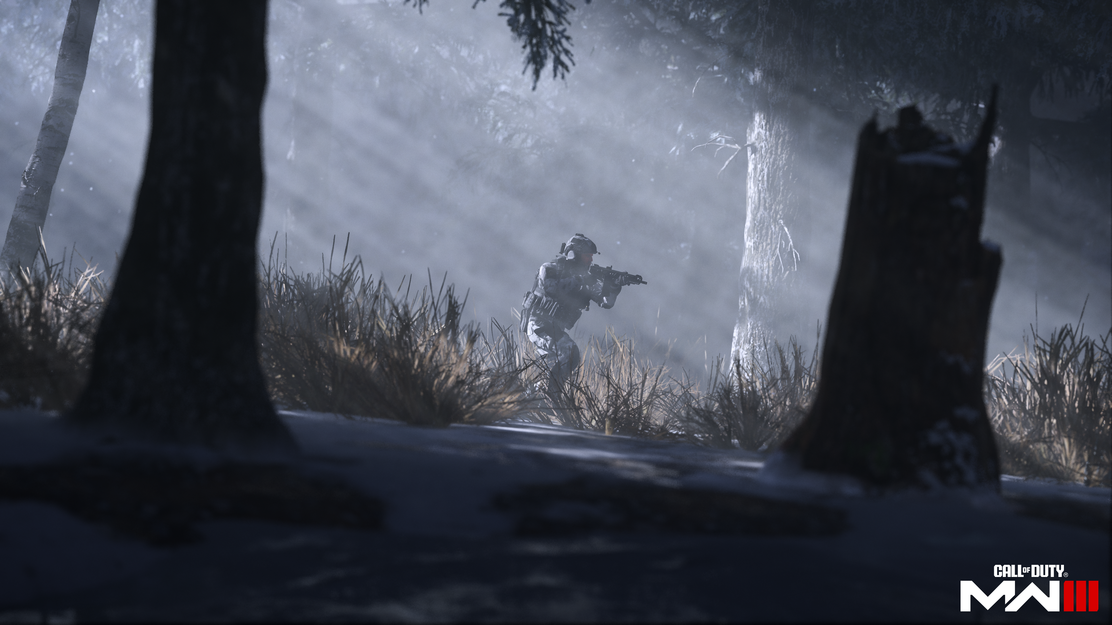 Soldat en tenue de camouflage, armé, se déplaçant dans une forêt enneigée avec des arbres et du brouillard.