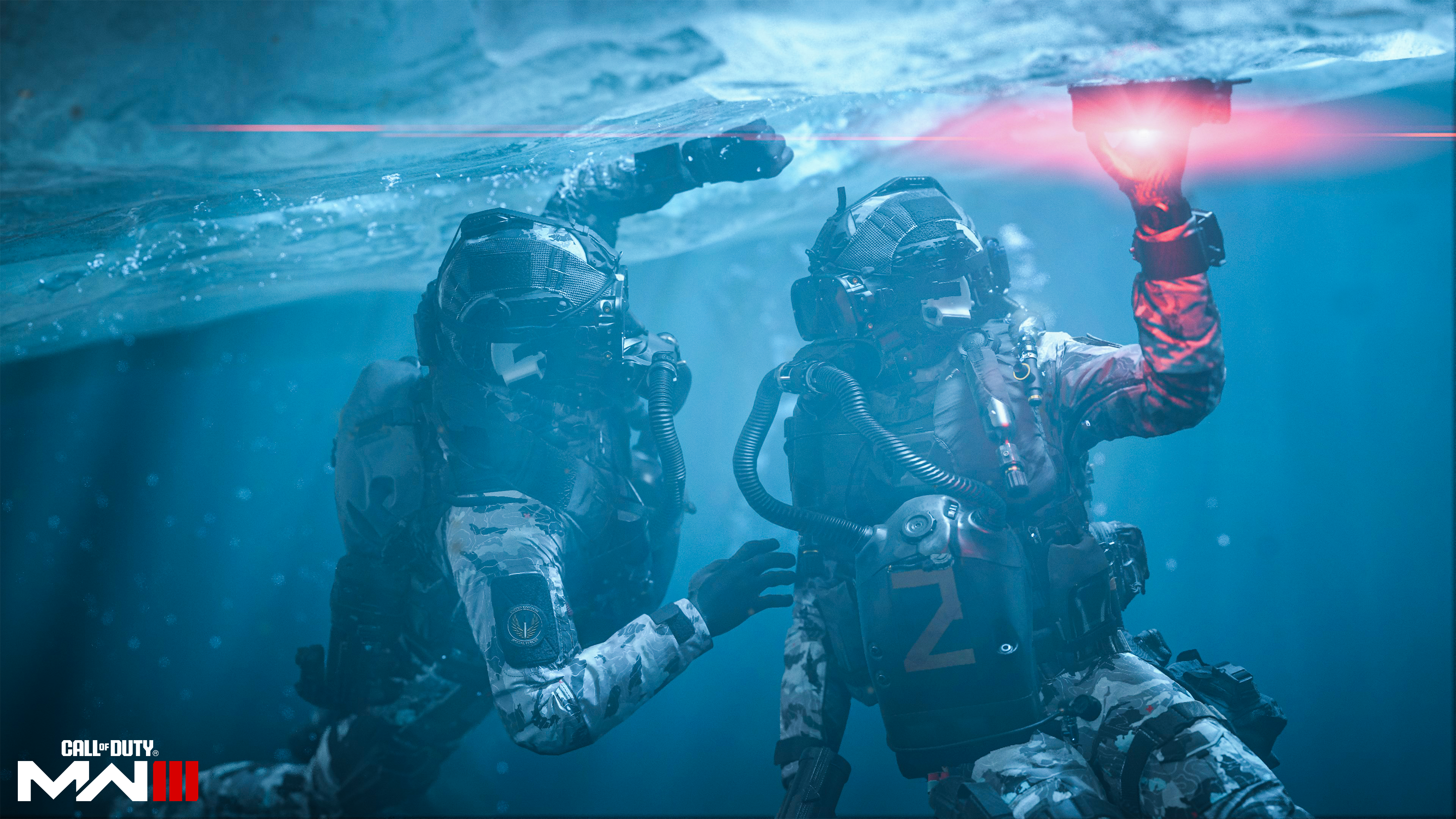 Deux plongeurs dans une scène sous-marine bleue, l'un tient une lumière. Glace au-dessus.