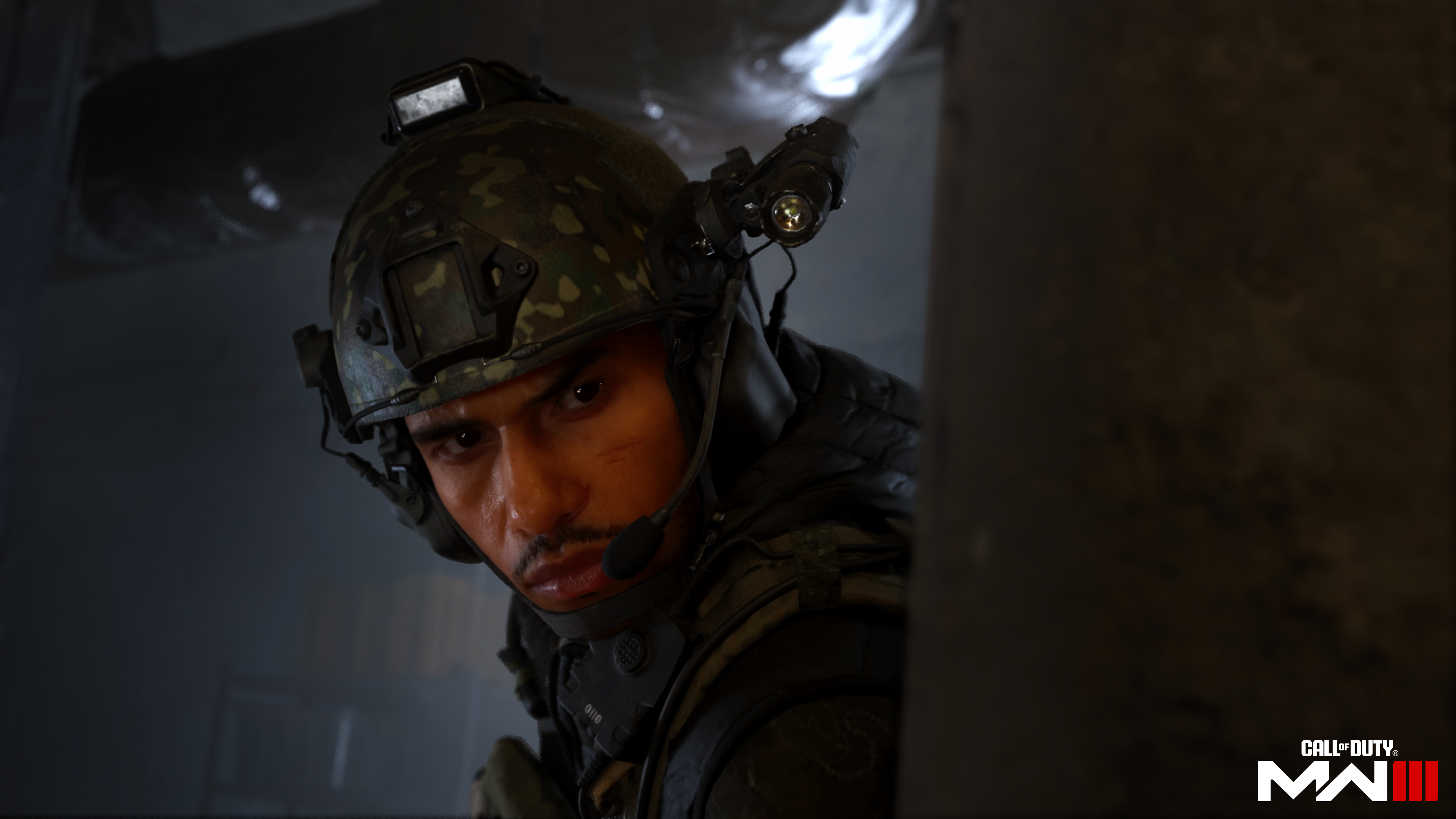 Un soldat avec un casque qui regarde du coin.