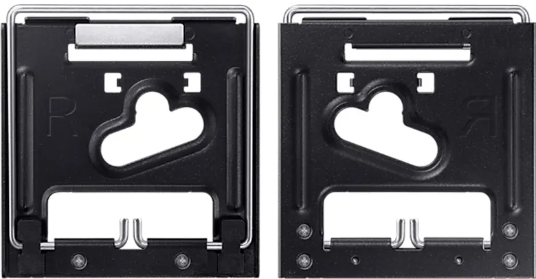Deux supports en métal noir sont côte à côte, avec des vis et une forme de trou de serrure.