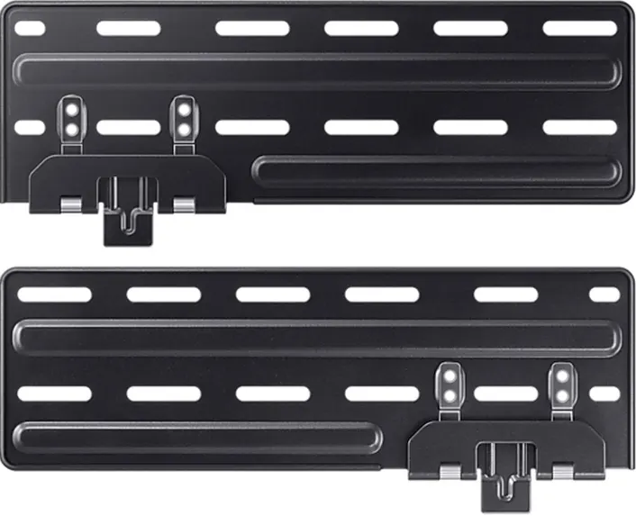 Deux supports muraux TV noirs. Ils sont rectangulaires, avec des crochets et des points de montage.