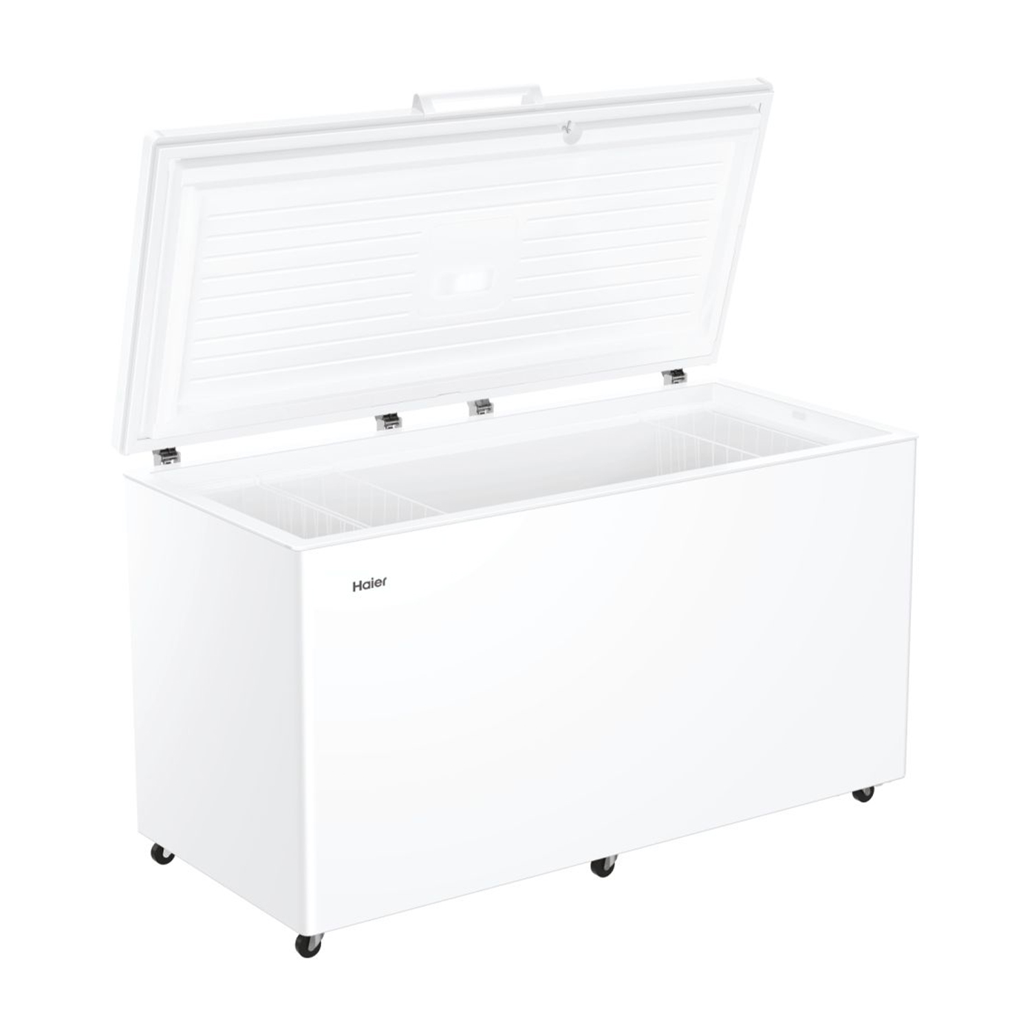 Congelatore a pozzetto bianco, coperchio aperto. Interno con scomparti. Sfondo bianco.