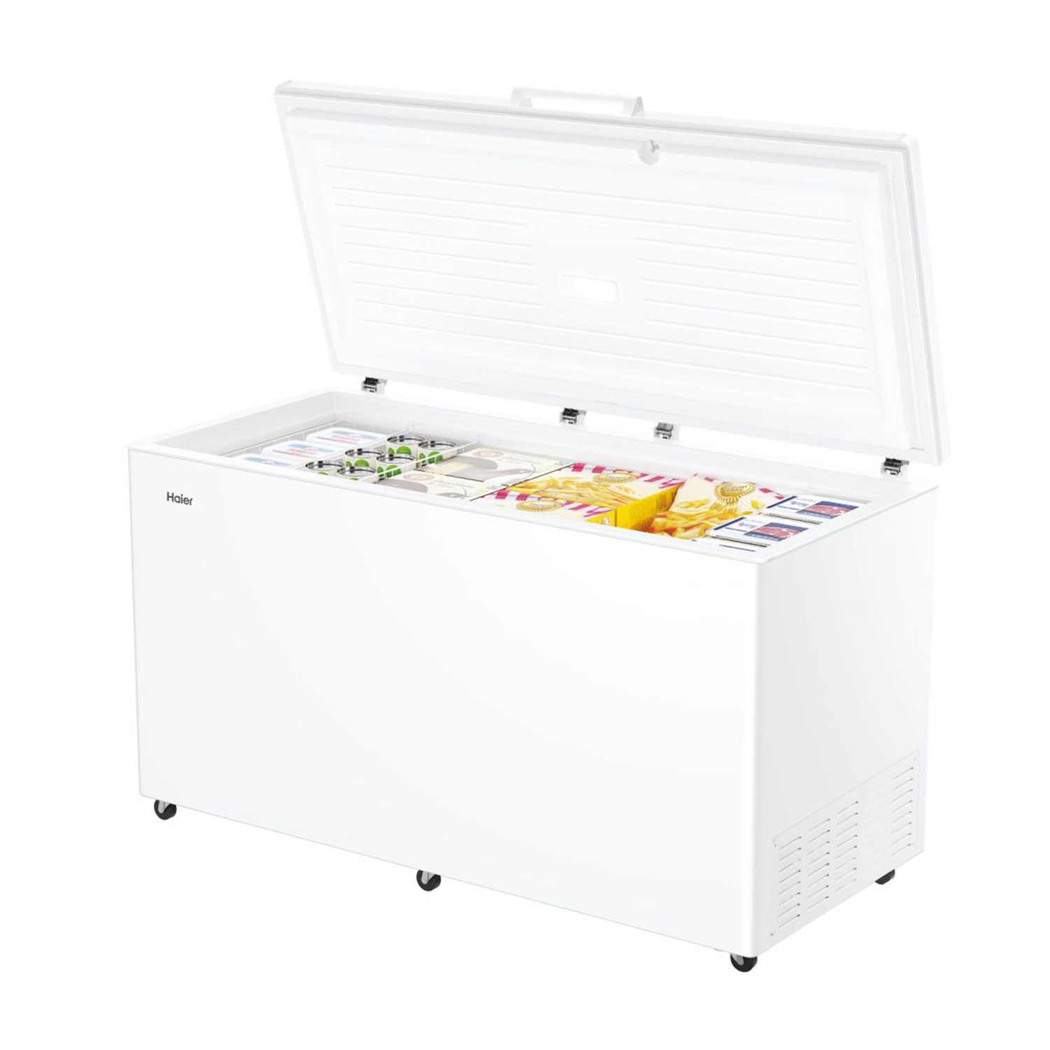 Un congelatore a pozzetto bianco con coperchio aperto che rivela alimenti surgelati.