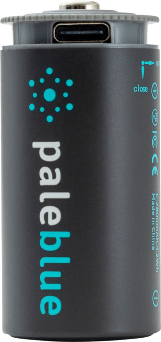 Un appareil cylindrique noir avec le mot 'paleblue' et un logo turquoise. Il a un dessus gris avec un port USB-C.