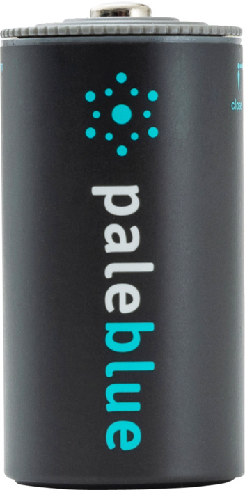 Une pile noire avec un texte bleu pâle et un logo turquoise. Le dessus est gris, et le mot 'pale blue' est imprimé verticalement.