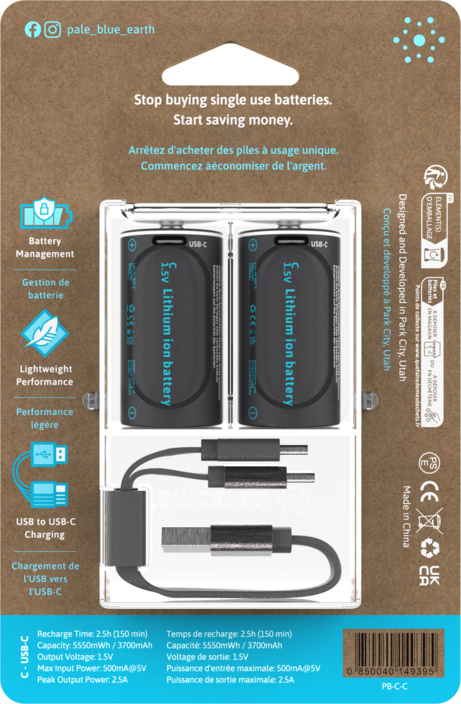 Emballage du produit avec deux piles lithium-ion noires de 1,5 V, câble de chargement USB-C et spécifications. Fond marron.