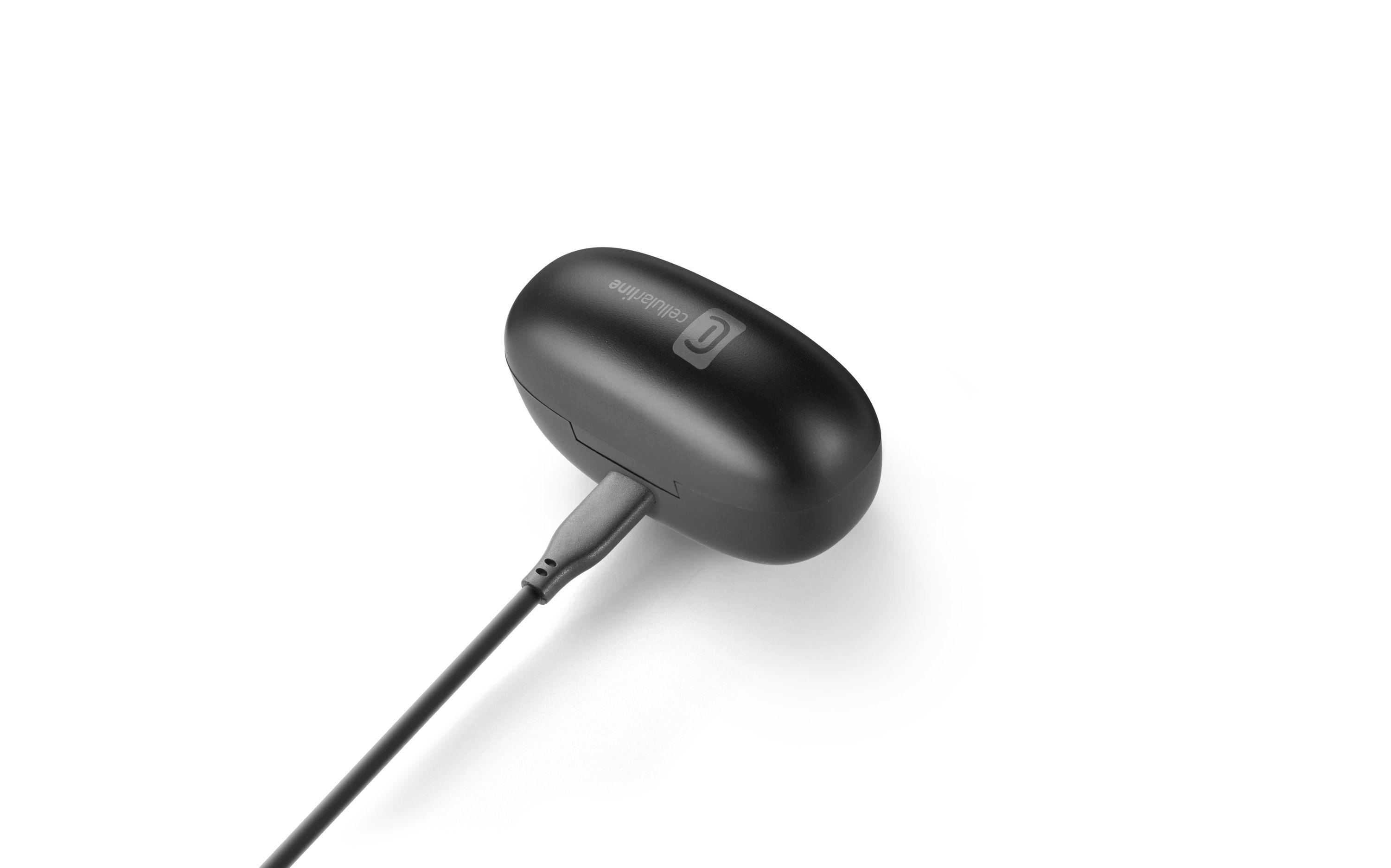Eine schwarze Ladehülle mit eingestecktem Kabel, isoliert auf Weiß.
