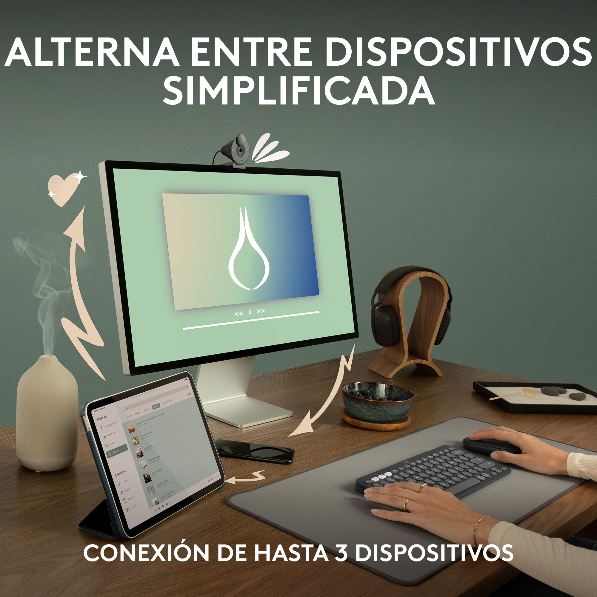 Imagen muestra una configuración con ordenador, tableta, auriculares y teclado en un escritorio.