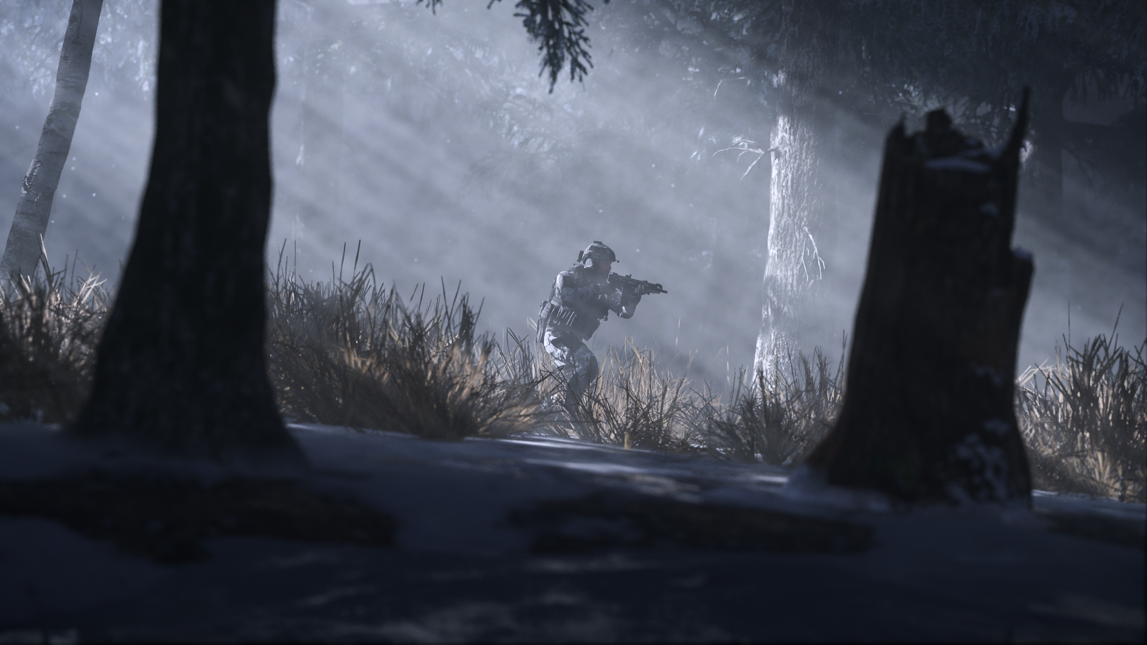 Ein Soldat in Tarnung zielt in einem verschneiten Wald mit einem Gewehr.