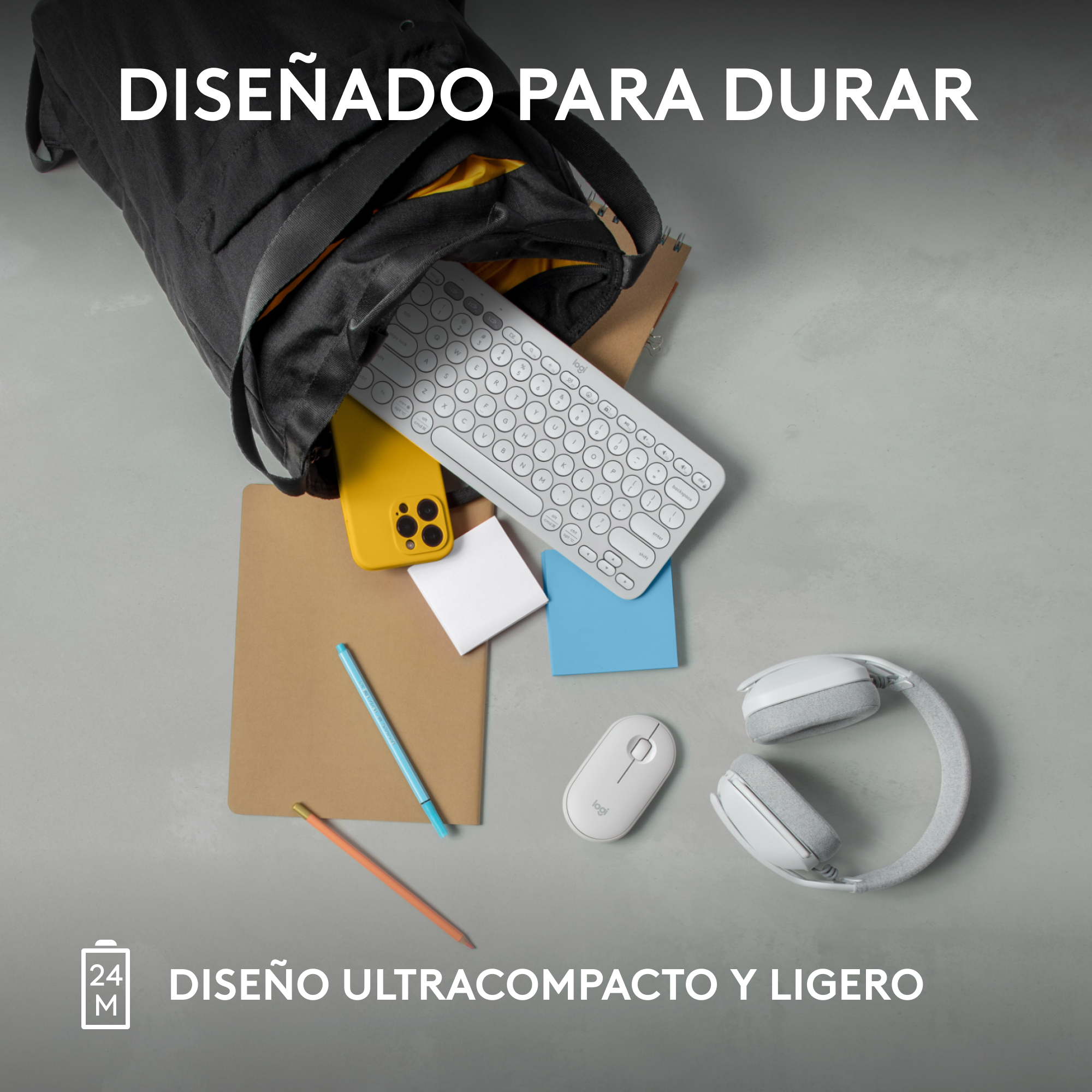 Objetos saliendo de una bolsa negra: teclado, teléfono, bloc de notas, bolígrafo, notas adhesivas, ratón y auriculares.